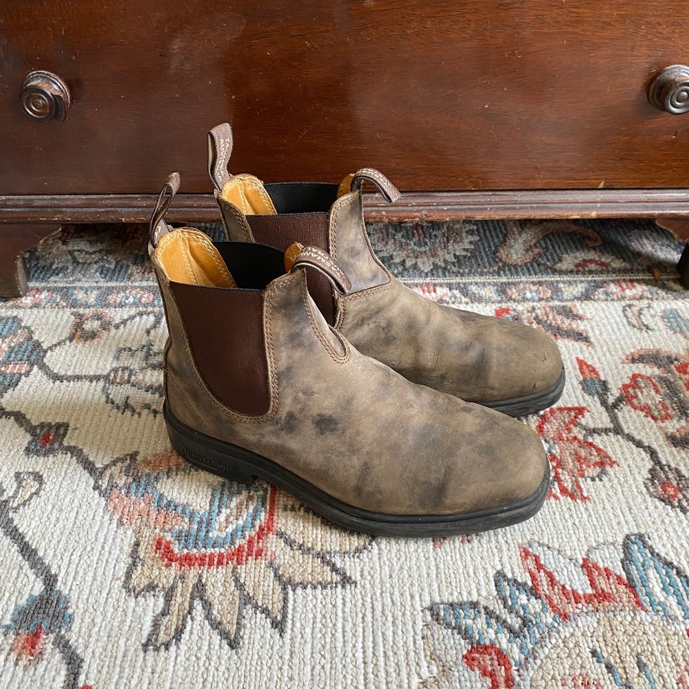 Brown rustic Blundstone boots!